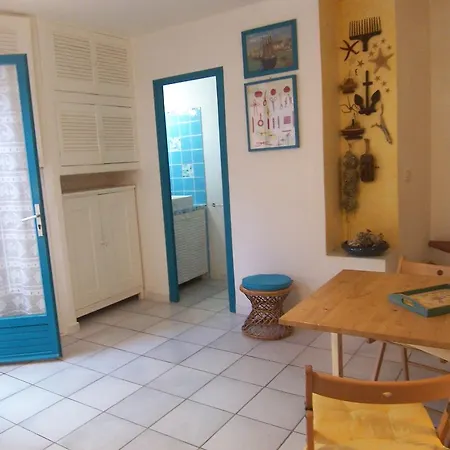 St Cyprien D24 *